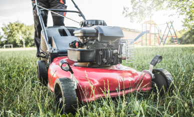 草刈機で作業中の写真